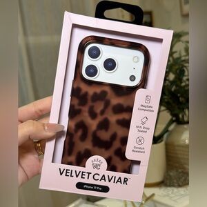 Velvet Caviar iPhone 17 Pro Case - Leopard Print